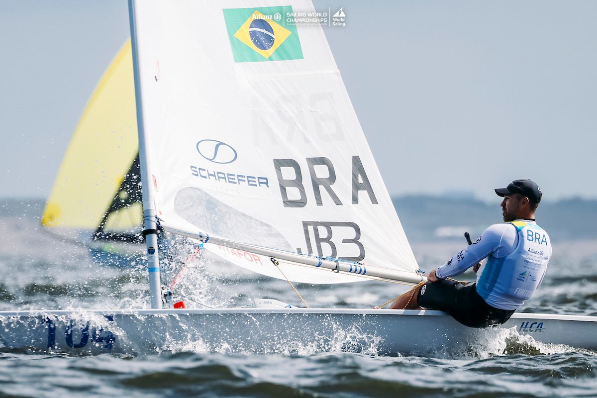 Bruno Fontes velejando no Mundial ILCA 2025